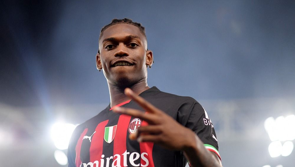 Penyerang milik klub pesaing Liga Italia (Serie A), AC Milan, Rafael Leao dikabarkan ikut diburu oleh Manchester United. Copyright: © Reuters/Daniele Mascolo