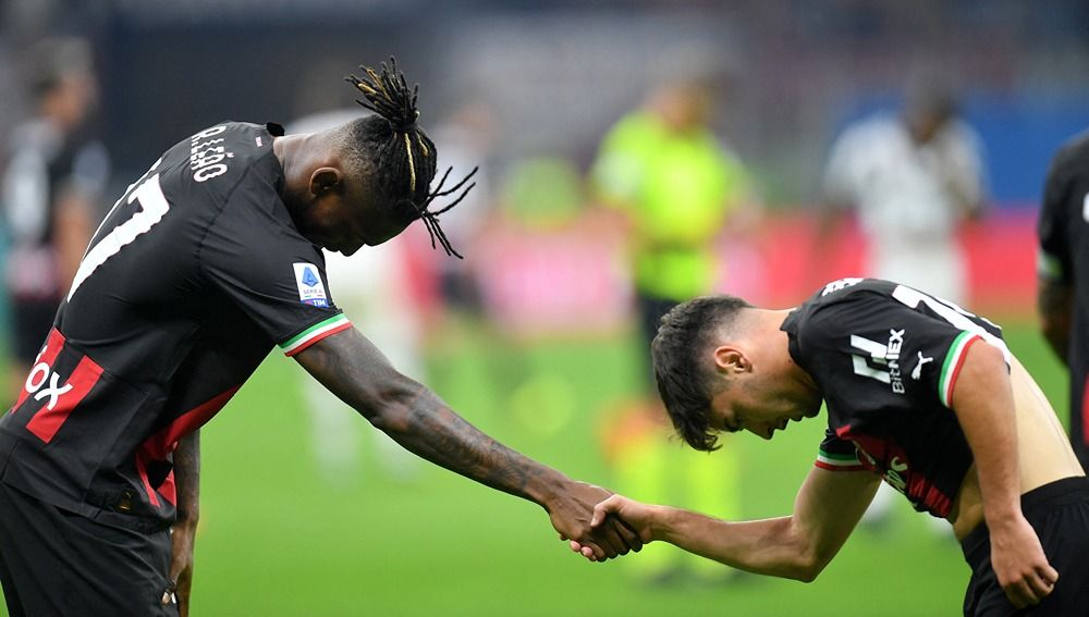 Selebrasi Brahim Diaz bersama Rafael Leao dalam pertandingan Liga Italia antara AC Milan vs Juventus Copyright: © Reuters/Daniele Mascolo