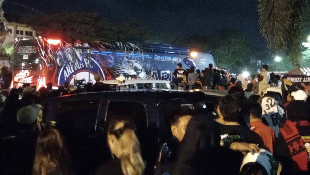 Bus Arema FC sempat tertahan 3 jam karena berjubelnya warga Malang dan Aremania dlm peringatan malam ke7 tragedi kanjuruhan. Copyright: © Ian Setiawan/INDOSPORT
