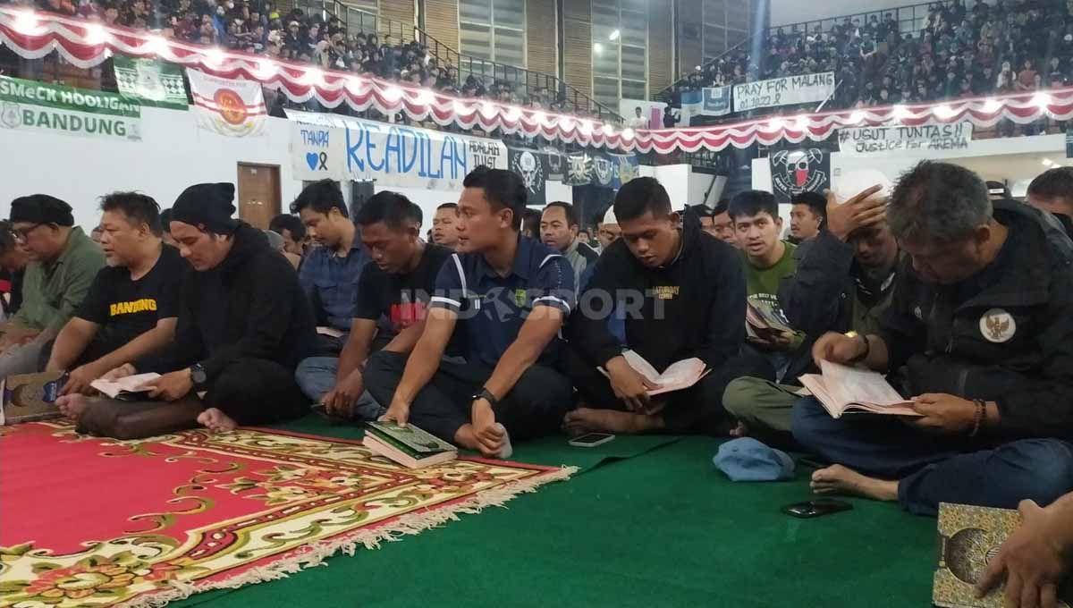 Gelandang Persib, Dedi Kusnandar bersama dua pemain Persija Jakarta, Tony Sucipto dan Taufik Hidayat mengikuti kegiatan doa bersama berbagai elemen suporter di GOR Saparua, Kota Bandung, Sabtu (08/10/22). Copyright: © Arif Rahman/INDOSPORT