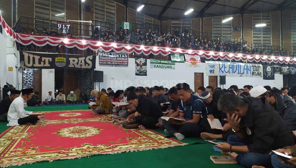 Gelandang Persib, Dedi Kusnandar bersama dua pemain Persija Jakarta, Tony Sucipto dan Taufik Hidayat mengikuti kegiatan doa bersama berbagai elemen suporter di GOR Saparua, Kota Bandung, Sabtu (08/10/22). Copyright: © Arif Rahman/INDOSPORT