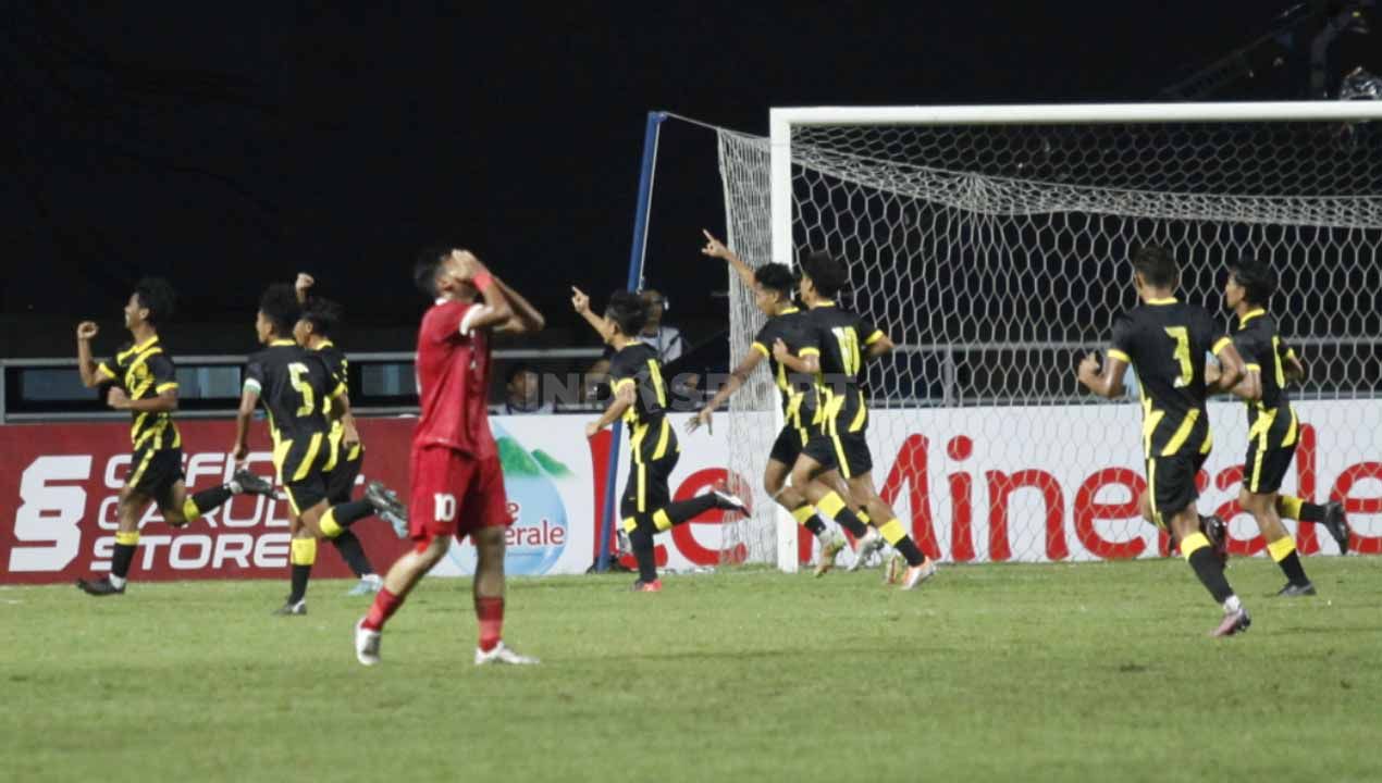 Pertandingan antara Timnas Indonesia U-17 vs Malaysia pada Kualifikasi Piala Asia U-17 grup B di Stadion Pakansari, Cibinong, Kabupaten Bogor, Jumat (09/10/22). Copyright: © Herry Ibrahim/INDOSPORT