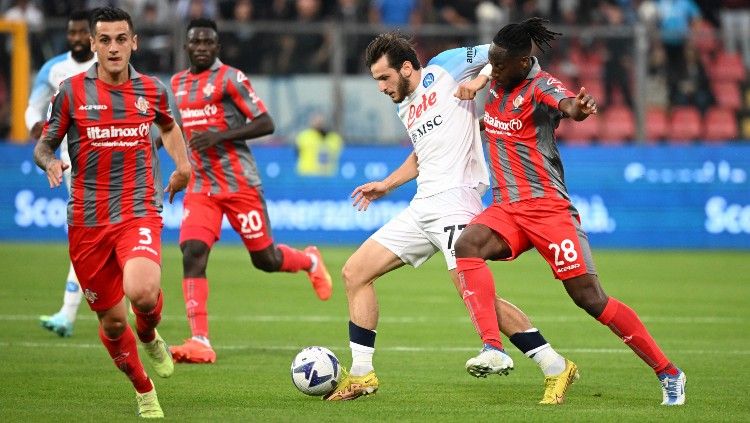 Aksi Khvicha Kvaratskhelia di laga Cremonese vs Napoli (09/10/22). (Foto: REUTERS/Alberto Lingria) Copyright: © REUTERS/Alberto Lingria