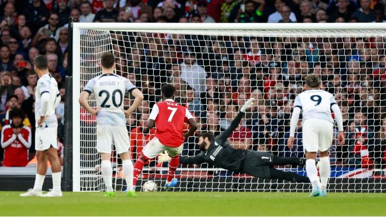Eksekusi penalti Bukayo Saka di laga Arsenal vs Liverpool (09/10/22). (Foto: Reuters/Peter Cziborra) Copyright: © Reuters/Peter Cziborra