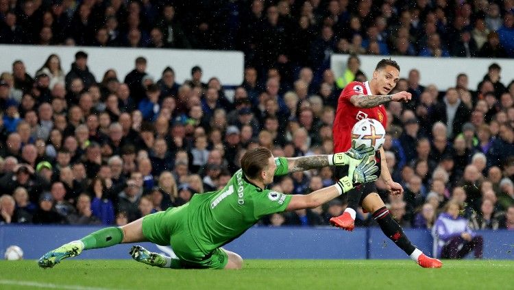 Proses gol Antony di laga Everton vs Manchester United (10/10/22). (Foto: Reuters/Carl Recine) Copyright: © Reuters/Carl Recine