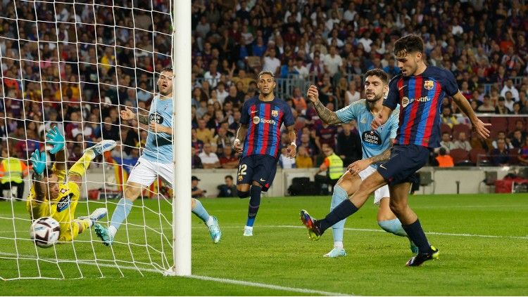 Pedri mencetak gol di laga Barcelona vs Celta Vigo (10/10/22). (Foto: REUTERS/Albert Gea) Copyright: © REUTERS/Albert Gea
