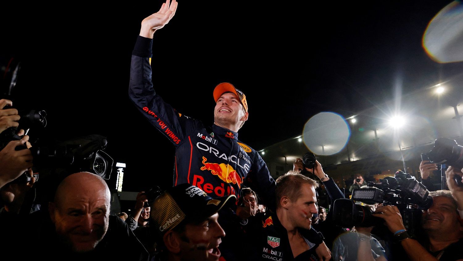 Pembalap Red Bull, Max Verstappen, merayakan gelar juara dunia Formula 1 selepas laga GP Jepang. Copyright: © REUTERS/Kim Kyung-Hoon