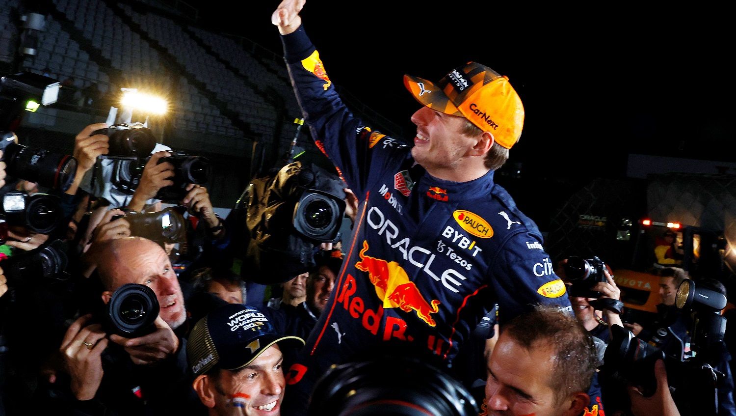 Pembalap Red Bull, Max Verstappen, merayakan gelar juara dunia Formula 1 selepas laga GP Jepang. Copyright: © REUTERS/Kim Kyung-Hoon