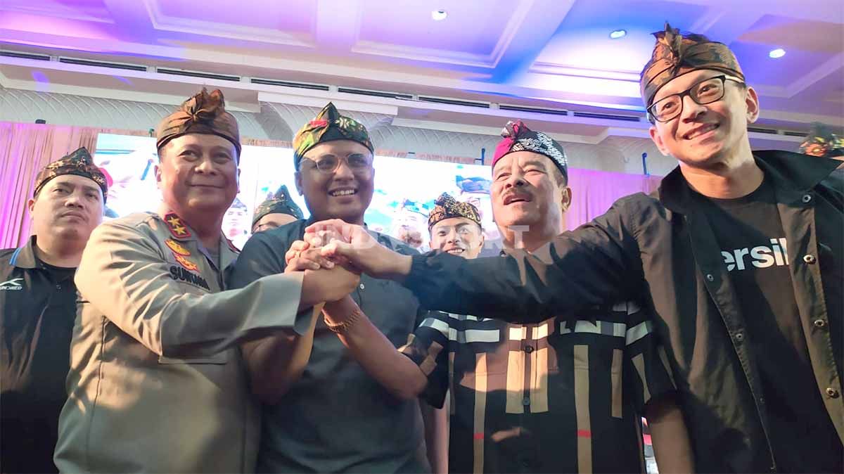 Kapolda Jabar, Irjen Pol. Suntana, bersama Komisaris PT PBB, Umuh Muchtar dan Direktur PT PBB, Teddy Tjahjono, di Grand Pasundan Convention Hotel Bandung, Senin (10/10/22). Copyright: © Arif Rahman/INDOSPORT