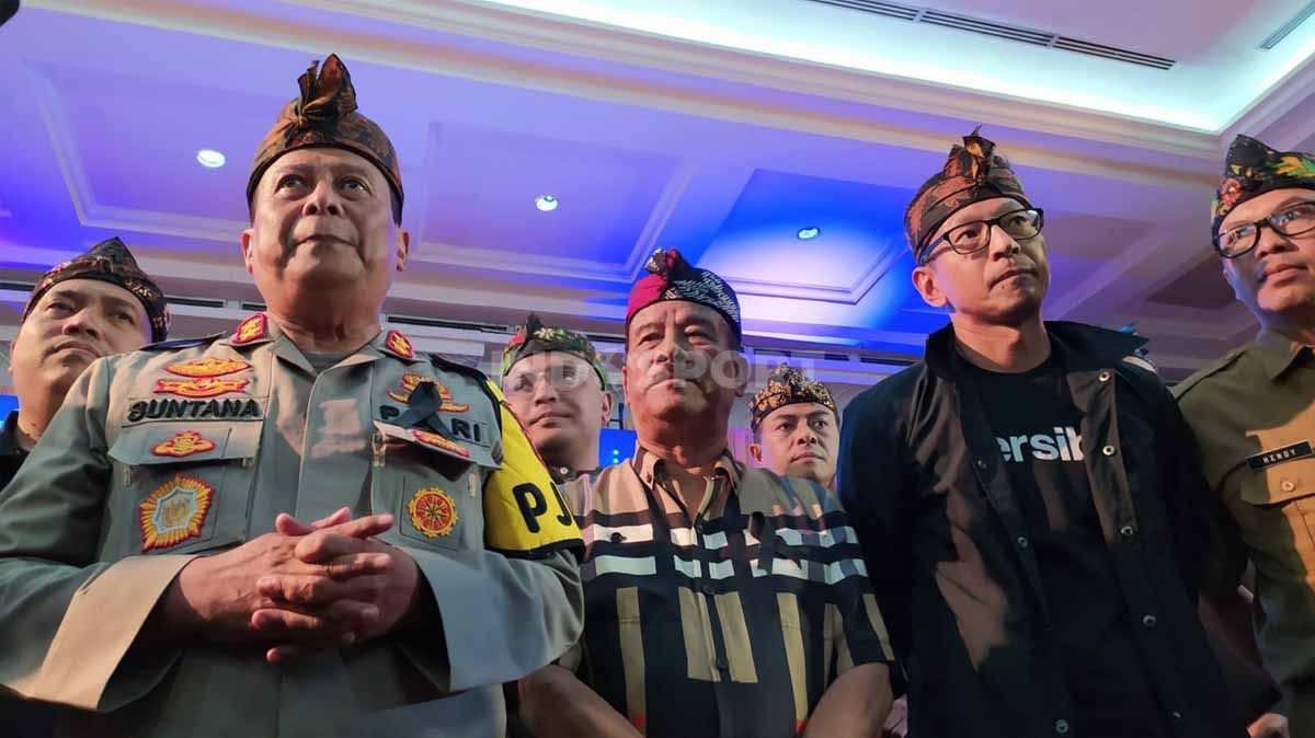 Kapolda Jabar, Irjen Pol. Suntana, bersama Komisaris PT PBB, Umuh Muchtar dan Direktur PT PBB, Teddy Tjahjono, di Grand Pasundan Convention Hotel Bandung, Senin (10/10/22). Copyright: © Arif Rahman/INDOSPORT