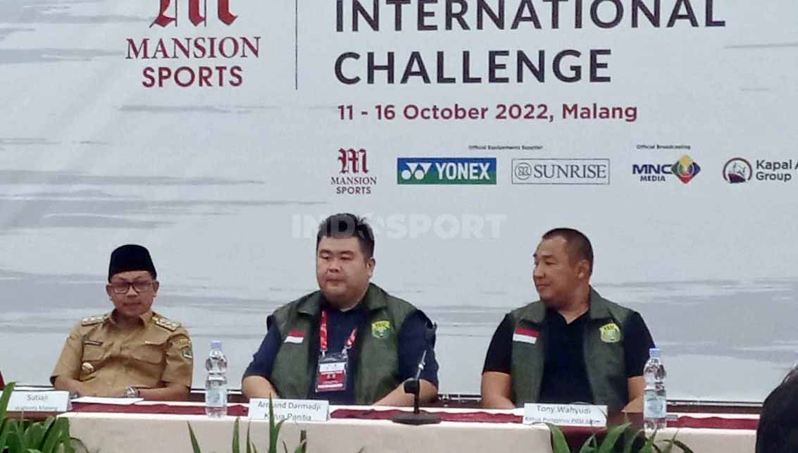Wali Kota Malang Sutiaji, Ketua Panpel Armand Darmadji dan Ketua PBSI Jatim Tony Wahyudi. Copyright: © Ian Setiawan/INDOSPORT