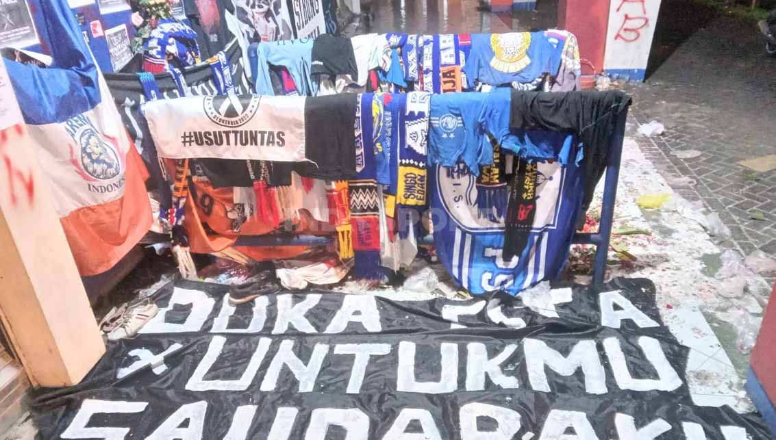 Berbagai spanduk menghiasi salah satu pintu Stadion Kanjuruhan. Copyright: © Ian Setiawan/INDOSPORT