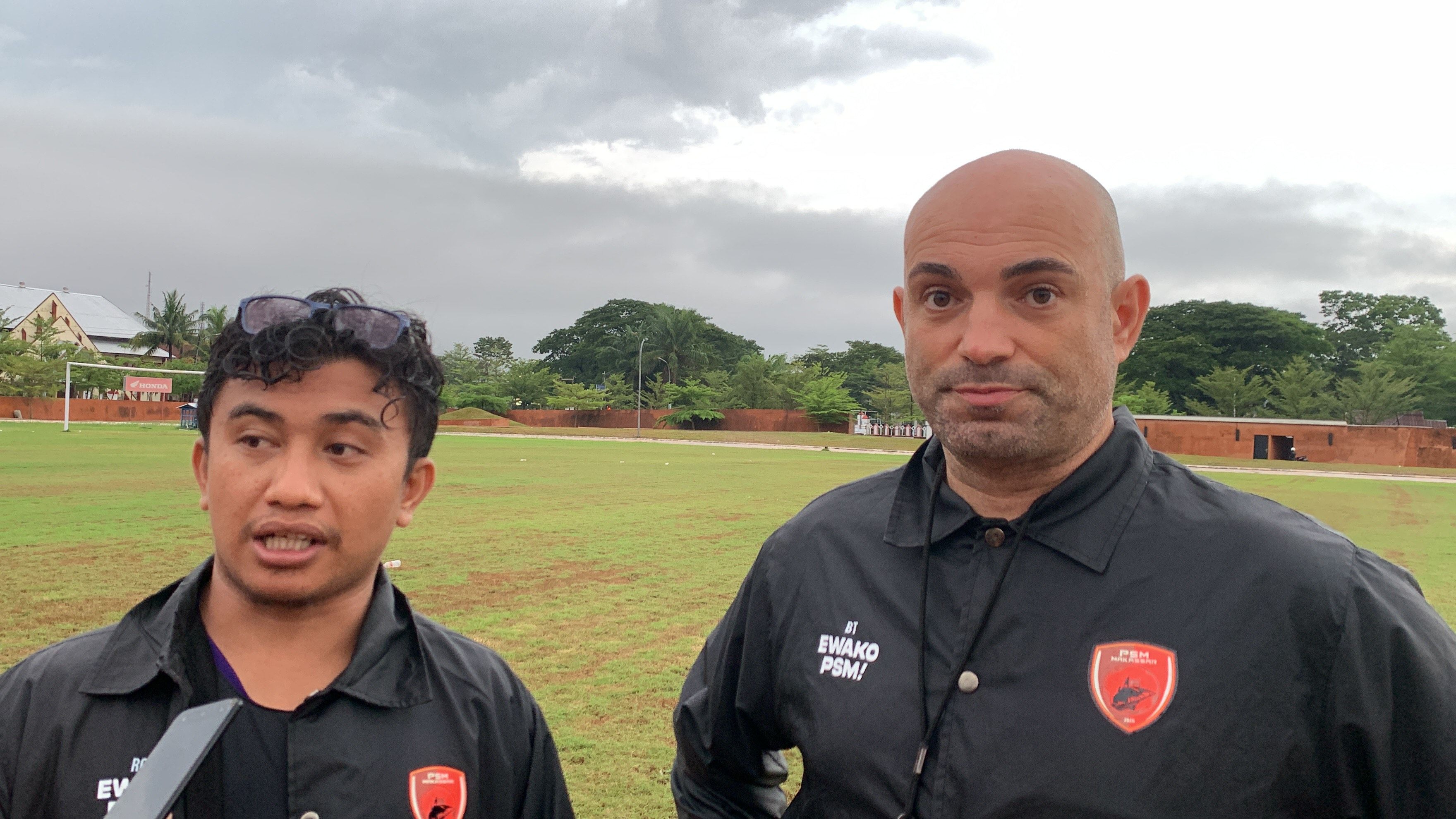Pelatih klub Liga 1 PSM Makassar, Bernardo Tavares (kanan), bersama interpreter, Roy Wanson. Ia mengaku ogah menerima pemain bintang yang pernah menyepelekan PSM. Copyright: © Adriyan Adirizky/INDOSPORT