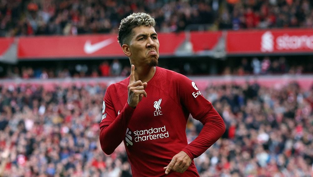 Liverpool dipastikan harus mengucapkan selamat tinggal pada salah satu pemain terpentingnya di era modern, Roberto Firmino, pada musim depan. Copyright: © Reuters/Phil Noble