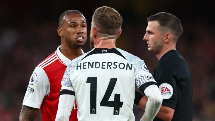 Situasi menegangkan antara Jordan Henderson di laga Arsenal vs Liverpool. Foto: REUTERS/David Klein. Copyright: © REUTERS/David Klein