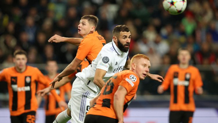 Karim Benzema dari Real Madrid berduel dengan Valeriy Bondar dan Yukhym Konoplia dari Shakhtar Donetsk REUTERS-Kacper Pempel Copyright: © REUTERS-Kacper Pempel