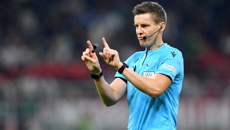 Daniel Siebert, wasit yang memimpin laga AC Milan vs Chelsea (12/10/22). (Foto: REUTERS/Daniele Mascolo) Copyright: © REUTERS/Daniele Mascolo