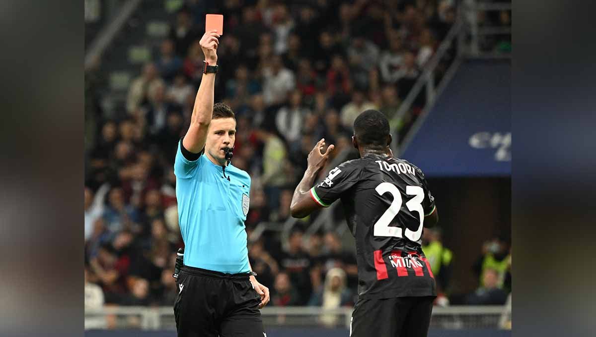 Wasit Daniel Siebert memberikan kartu merah ke Fikayo Tomori di laga AC Milan vs Chelsea. (Foto: REUTERS/Alberto Lingria) Copyright: © REUTERS/Alberto Lingria