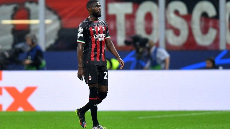 Fikayo Tomori berjalan lesu usai dikartu merah di laga AC Milan vs Chelsea (12/10/22). (Foto: REUTERS/Daniele Mascolo) Copyright: © REUTERS/Daniele Mascolo