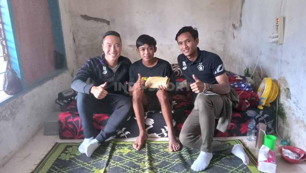 Arthur Irawan dan Dany Saputra mewakili pemain Persik beri bantuan ke korban. Copyright: © Ian Setiawan/INDOSPORT