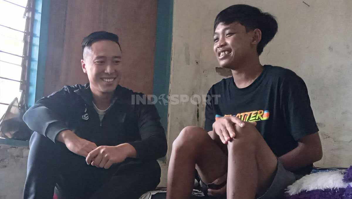 Arthur saat menghibur korban dari trauma tragedi Kanjuruhan. Foto: Ian Setiawan/INDOSPORT. Copyright: © Ian Setiawan/INDOSPORT