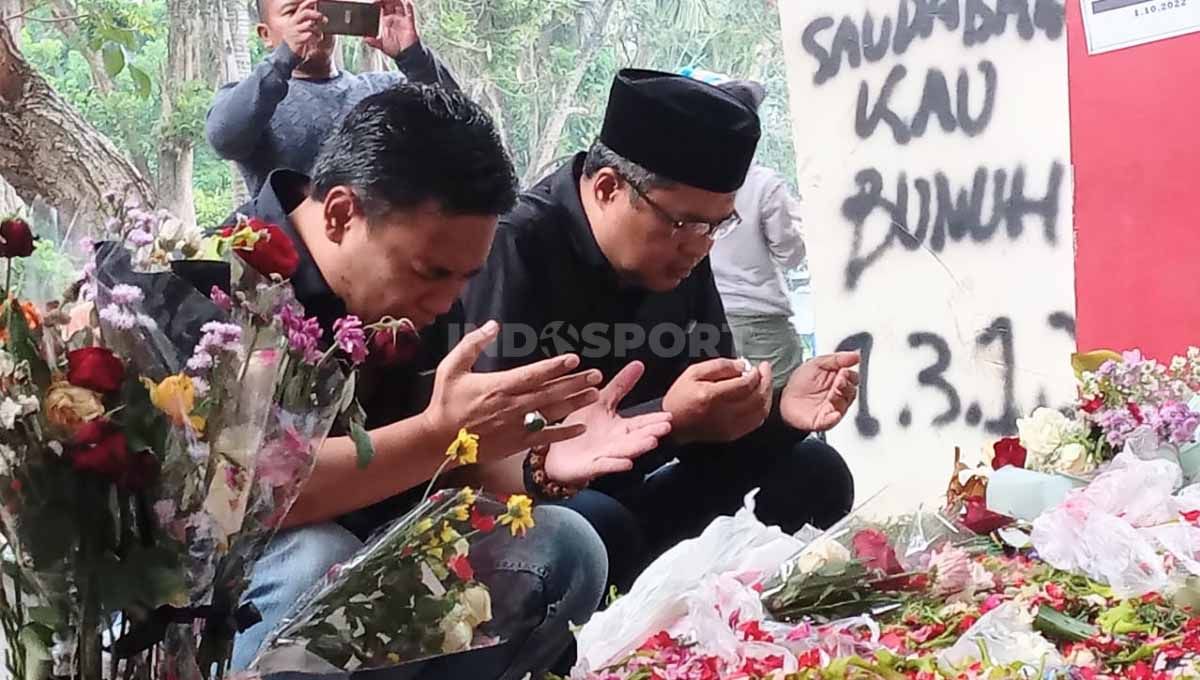 Panpel Arema FC, Abdul Haris untuk pertama kali mengunjungi Gate atau pintu 13 untuk mengenang korban tragedi Kanjuruhan. Copyright: © Ian Setiawan/INDOSPORT