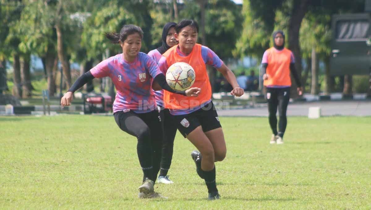 Pilar Persis Women, Halsya Maeisyaroh (kanan) dalam sesi latihan. (Foto: Nofik Lukman Hakim/INDOSPORT) Copyright: © Nofik Lukman Hakim/INDOSPORT