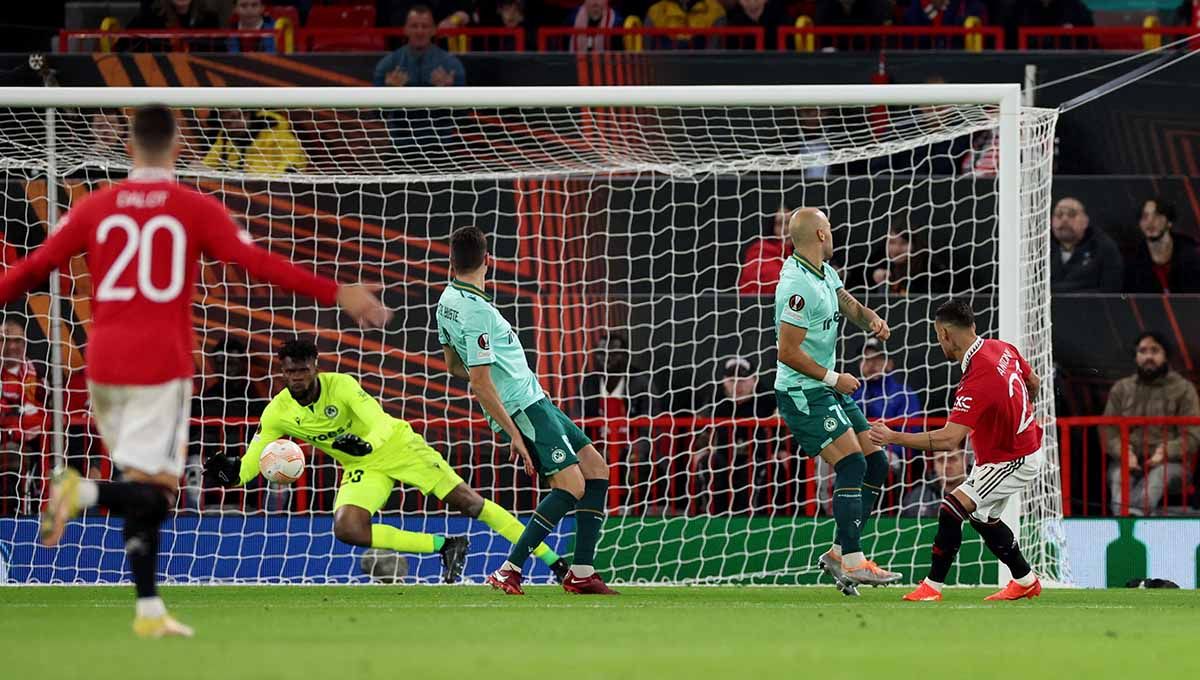 Penjaga gawang Omonia, Francis Uzoho saat ia menyelamatkan gawang dari pemain Manchester United, Antony. (Foto: REUTERS/Phil Noble) Copyright: © Foto: REUTERS/Phil Noble