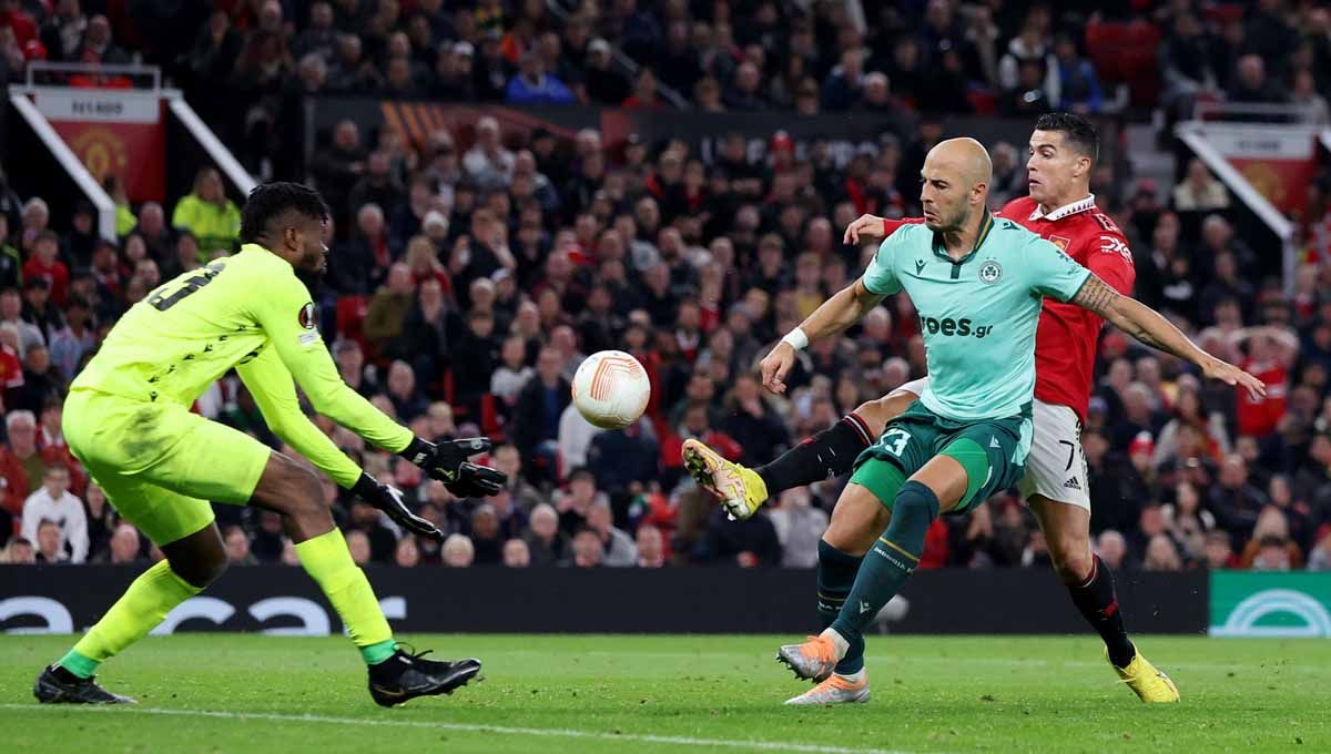 Aksi penjaga gawang Omonia, Francis Uzoho saat ia menyelamatkan gawang dari pemain Manchester United, Cristiano Ronaldo. (Foto: REUTERS/Phil Noble) Copyright: © REUTERS/Phil Noble