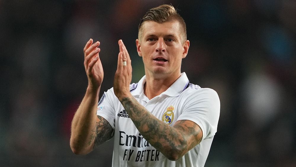 Bintang Real Madrid (Liga Spanyol), Toni Kroos, dibuat kesal lantaran klub yang dibelanya gagal menjadi yang terbaik dan hanya berada di peringkat ketiga. Copyright: © Reuters/Aleksandra Szmigiel