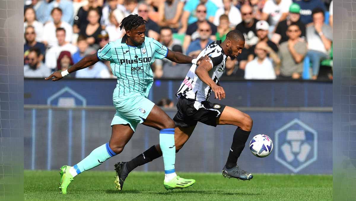 Pemain Atalanta, Caleb Okoli berusaha merebut bola dari pemain Udinese, Beto. (Foto: REUTERS/Jennifer Lorenzini) Copyright: © REUTERS/Jennifer Lorenzini