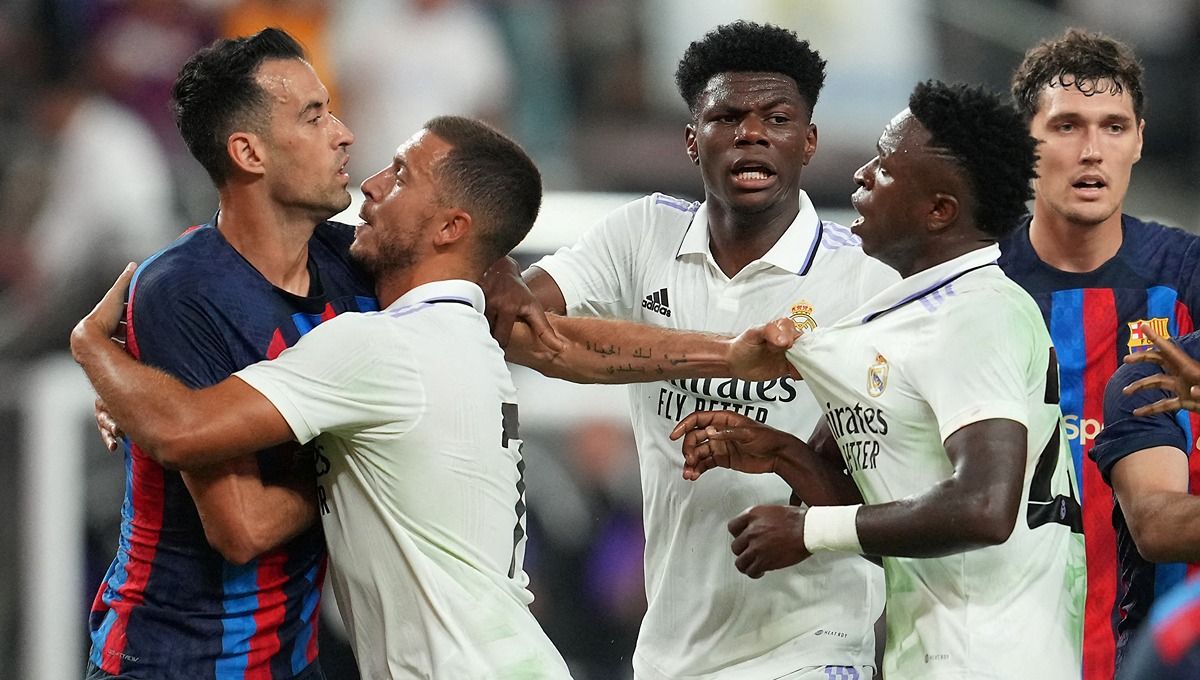 Presiden klub Barcelona, Joan Laporta melayangkan protes kepada wasit menyusul kekalahannya pada laga El Clasico menghadapi Real Madrid. Copyright: © Reuters/Stephen R. Sylvanie