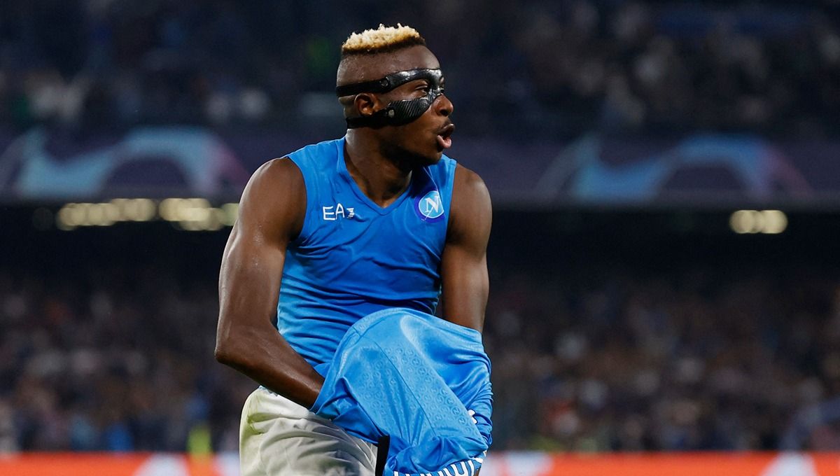 Victor Osimhen, pemain Napoli yang sedang dipantau Chelsea. Copyright: © Reuters/Ciro De Luca