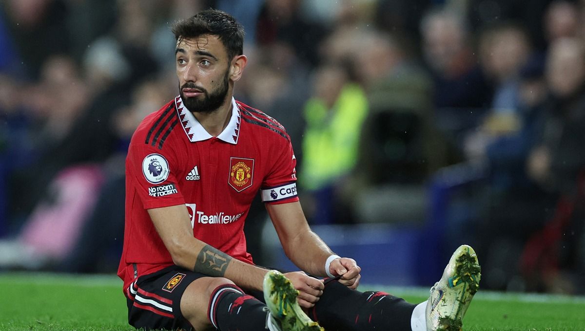 Bruno Fernandes ternyata bermain dengan kondisi cedera saat laga Man United vs Aston Villa, Minggu (30/04/23). Foto: Reuters/Phil Noble. Copyright: © Reuters/Phil Noble