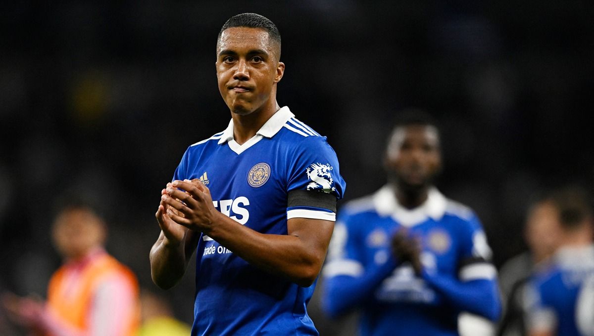 Youri Tielemans saat laga Liga Inggris antara Tottenham Hotspur vs Leicester City. Copyright: © Reuters/Tony Obrien