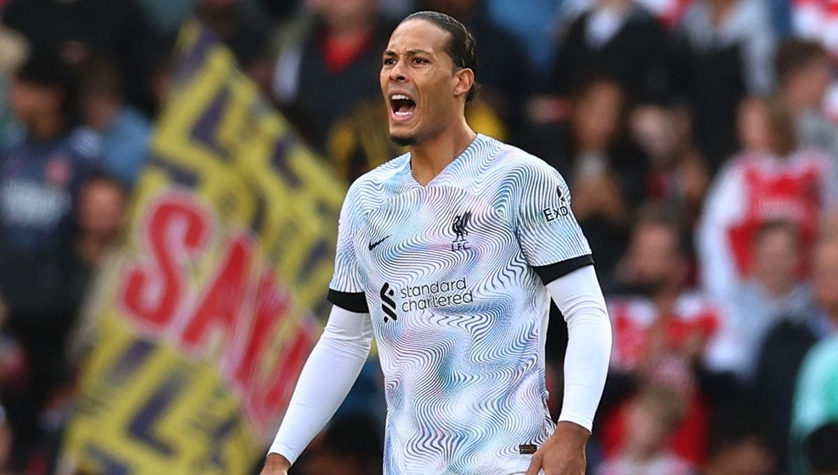 Bek Liverpool, Virgil van Dijk, membongkar sifat galak Jurgen Klopp di ruang ganti menjelang pertandingan kontra Ajax Amsterdam pada Liga Champions. Copyright: © Reuters/David Klein