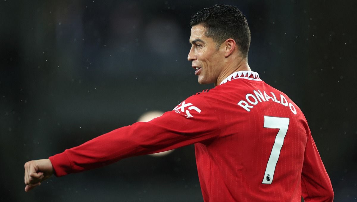 Fans Manchester United geram dengan perangai Cristiano Ronaldo meninggalkan lapangan sebelum pertandingan usai antara Manchester United vs Tottenham Hotspur. Copyright: © Reuters/Carl Recine