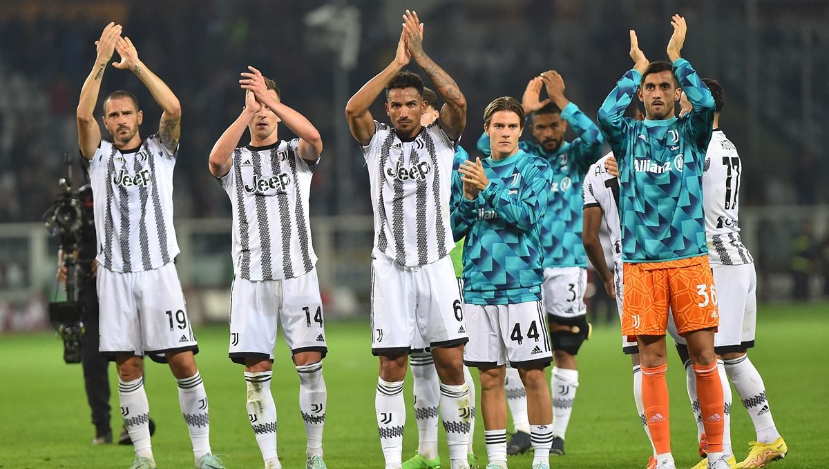 Tindakan ilegal di bursa transfer akhirnya membuat Juventus kena batunya. Kini mereka terjun bebas di klasemen sementara Liga Italia usai penghapusan 15 poin. Copyright: © Reuters/Massimo Pinca