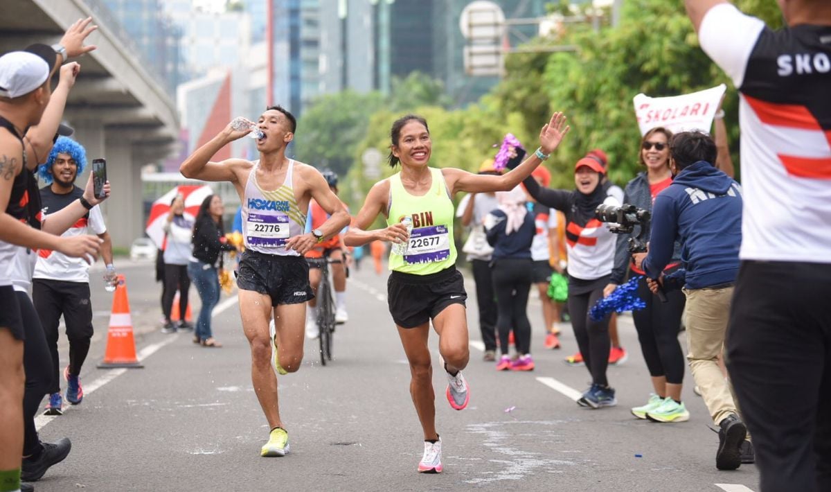 Atlet lari, Odekta Elvina Naibaho (kanan) berhasil menjadi juara pertama dalam kategori half marathon (21 kilometer) pada ajang bergengsi Jakarta marathon di Jakarta, Minggu (16/10/22). Copyright: © Dok. Odekta Naibaho