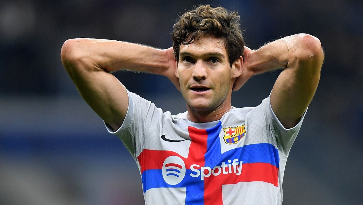 Marcos Alonso saat laga Liga Champions antara Inter Milan vs Barcelona Copyright: © Reuters/Daniele Mascolo