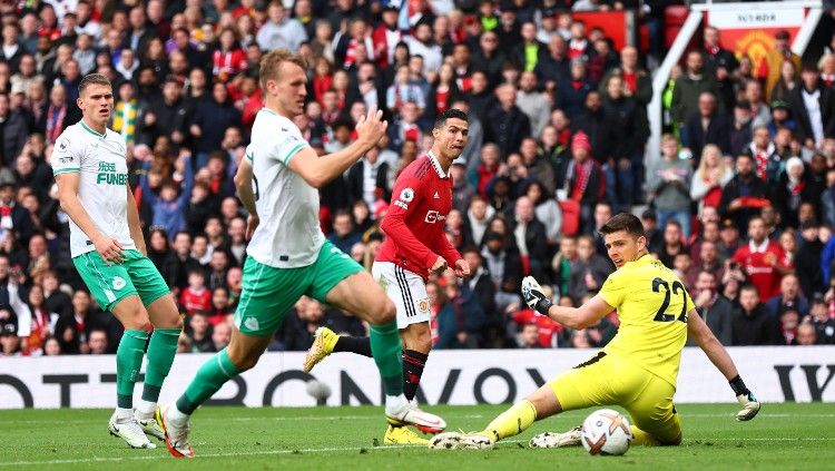 Cristiano Ronaldo mencetak gol yang dianulir wasit di laga Manchester United vs Newcastle United (16/10/22). (Foto: REUTERS/David Klein) Copyright: © REUTERS/David Klein