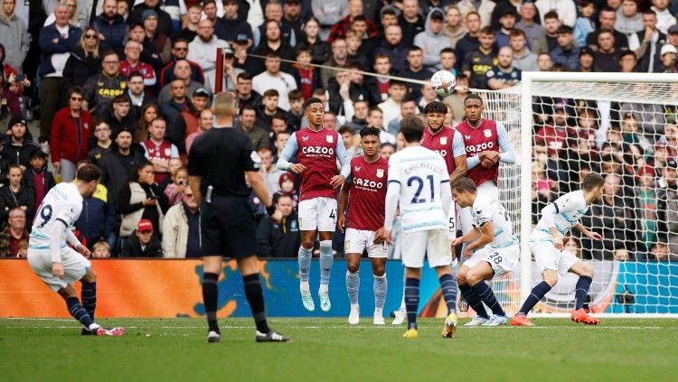 Mason Mount mencetak gol via tendangan bebas di laga Aston Villa vs Chelsea (16/10/22). (Foto: Reuters/John Sibley) Copyright: © Reuters/John Sibley