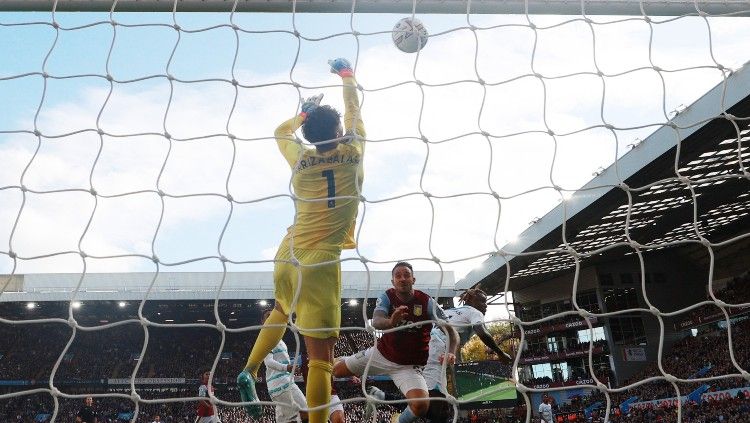 Penyelamatan gemilang Kepa Arrizabalaga di laga Aston Villa vs Chelsea (16/10/22). (Foto: REUTERS/Hannah Mckay) Copyright: © REUTERS/Hannah Mckay