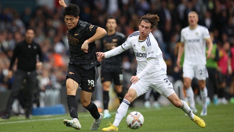 Takehiro Tomiyasu (kiri) berduel dengan Brendan Aaronson di laga Leeds United vs Arsenal (16/10/22). (Foto: Reuters/Molly Darlington) Copyright: © Reuters/Molly Darlington