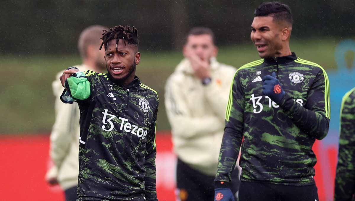 Pemain Manchester United Fred dengan Casemiro saat pelatihan. (Foto: REUTERS/Carl Recine). Copyright: © REUTERS/Carl Recine