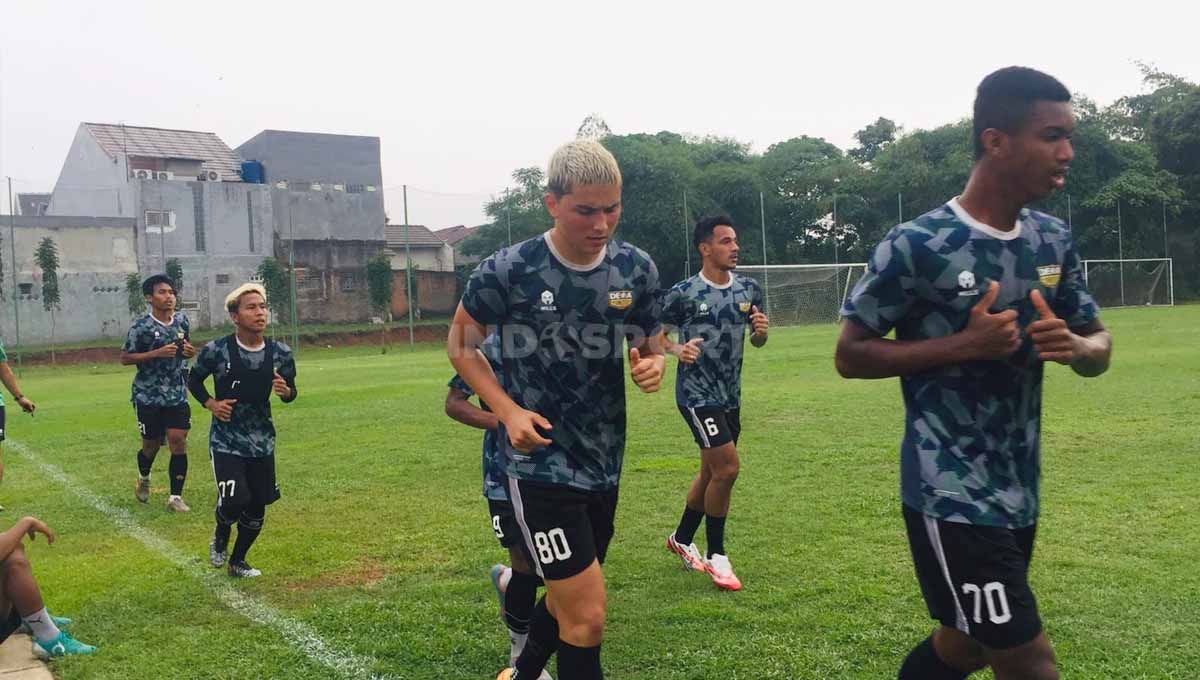 Pemain keturunan jerman, Luah Mahessa (nmr 80) saat berlatih dengan tim Dewa United. Copyright: © Petrus Manus Da' Yerimon/INDOSPORT