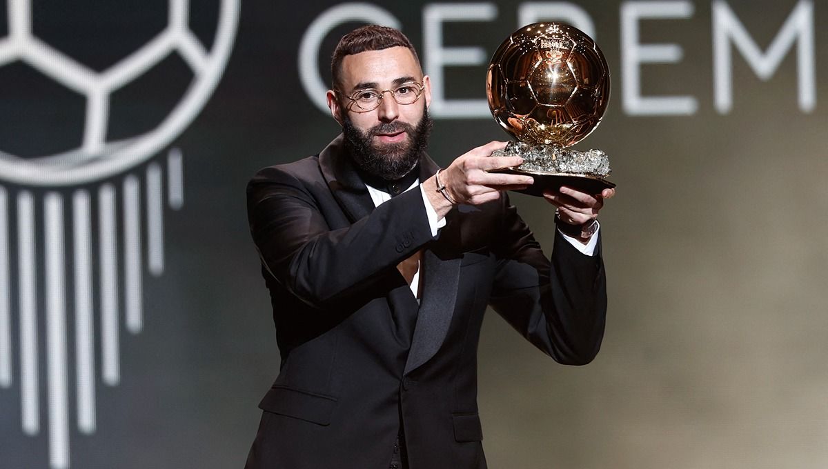 Penyerang Real Madrid, Karim Benzema saat memenangi trofi Ballon d'Or 2022. (Foto: REUTERS/Benoit Tessier) Copyright: © Reuters/Benoit Tessier