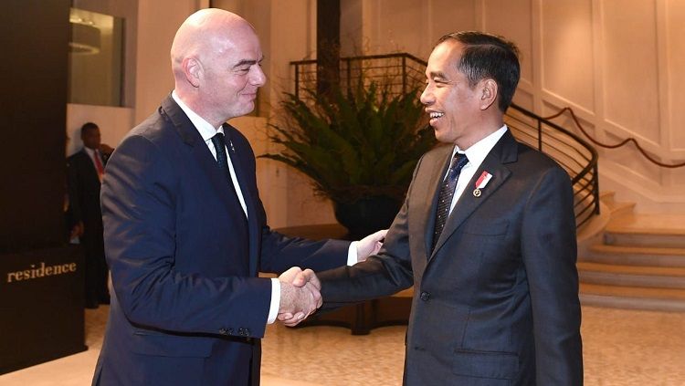 Presiden RI, Joko Widodo, berbincang dengan Presiden FIFA, Gianni Infantino. Copyright: © BPMI Setpres/Rusman