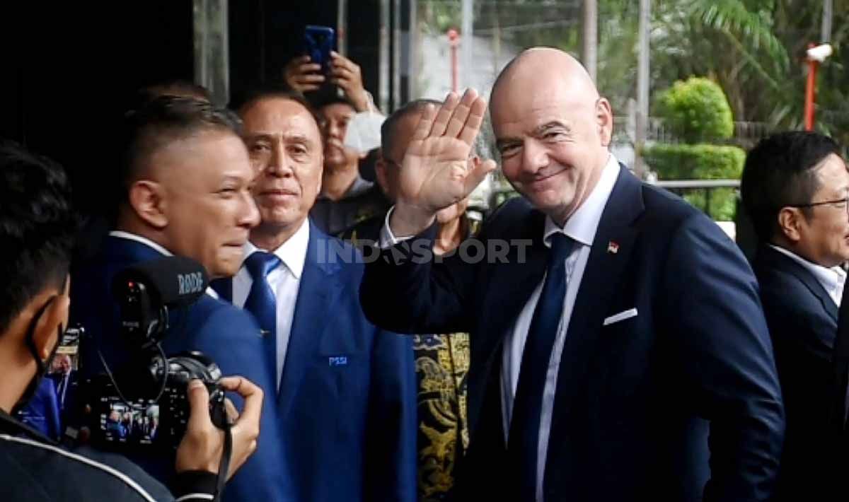 Presiden FIFA, Gianni Infantino saat tiba di kantor PSSI, GBK Arena didamping oleh Ketum PSSI Mochammad Iriawan, Selasa (18/10/22). (Foto: Herry Ibrahim/INDOSPORT) Copyright: © Herry Ibrahim/INDOSPORT