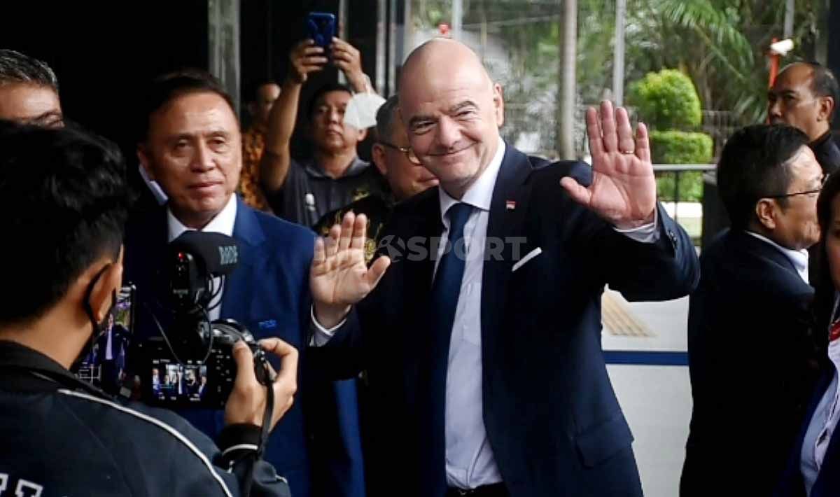 Presiden FIFA, Gianni Infantino saat tiba di kantor PSSI, GBK Arena didamping oleh Ketum PSSI Mochammad Iriawan, Selasa (18/10/22). (Foto: Herry Ibrahim/INDOSPORT) Copyright: © Herry Ibrahim/INDOSPORT